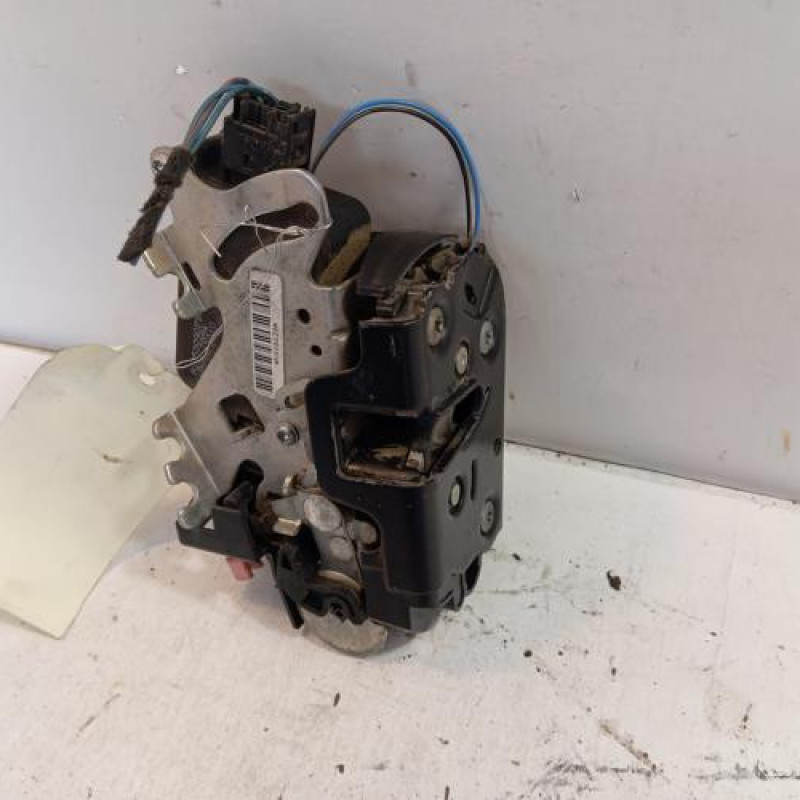 Serrure avant gauche MERCEDES VITO 639 Serrure avant gauche MERCEDES VITO 639