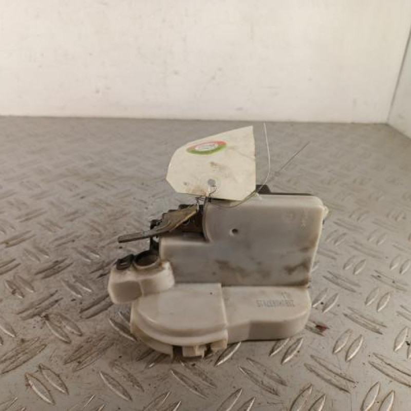 Serrure avant gauche VOLKSWAGEN GOLF 3 Serrure avant gauche VOLKSWAGEN GOLF 3
