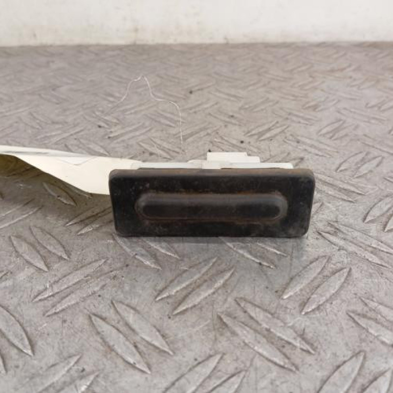 Bouton de coffre PEUGEOT 2008 2 Bouton de coffre PEUGEOT 2008 2