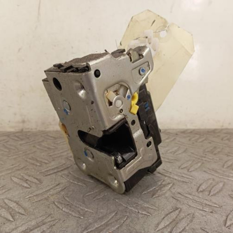 Serrure avant gauche DACIA DUSTER 1 Serrure avant gauche DACIA DUSTER 1