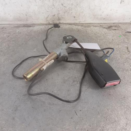 Attache ceinture avant gauche RENAULT CLIO 2