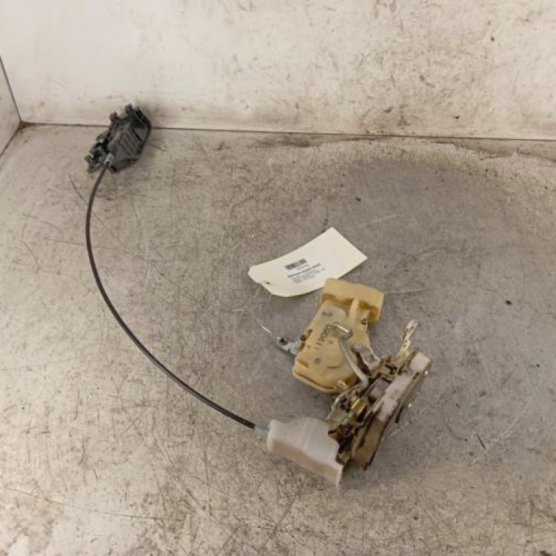 Serrure avant droit TOYOTA YARIS 1 Serrure avant droit TOYOTA YARIS 1