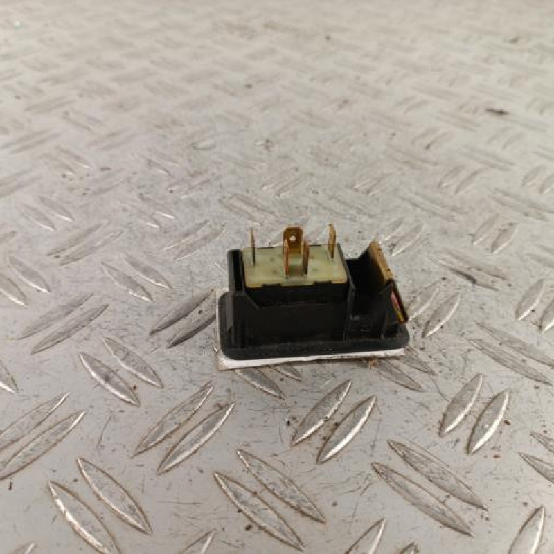Interrupteur de leve vitre avant droit VOLKSWAGEN POLO 3