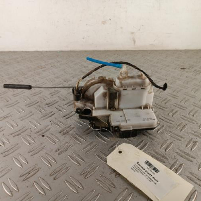 Serrure avant droit VOLKSWAGEN POLO 3 Serrure avant droit VOLKSWAGEN POLO 3