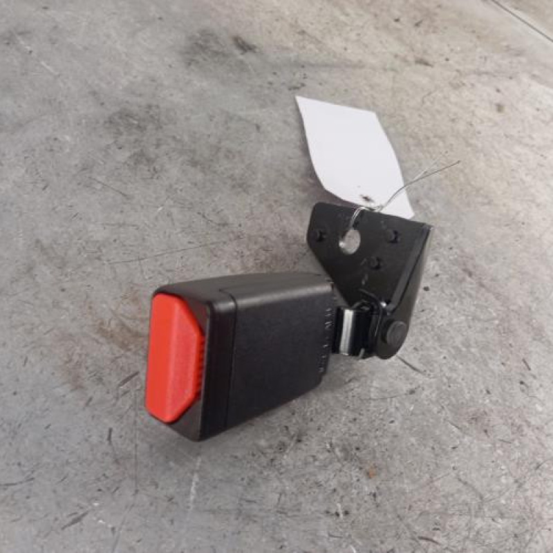 Attache ceinture arriere gauche PEUGEOT 2008 1