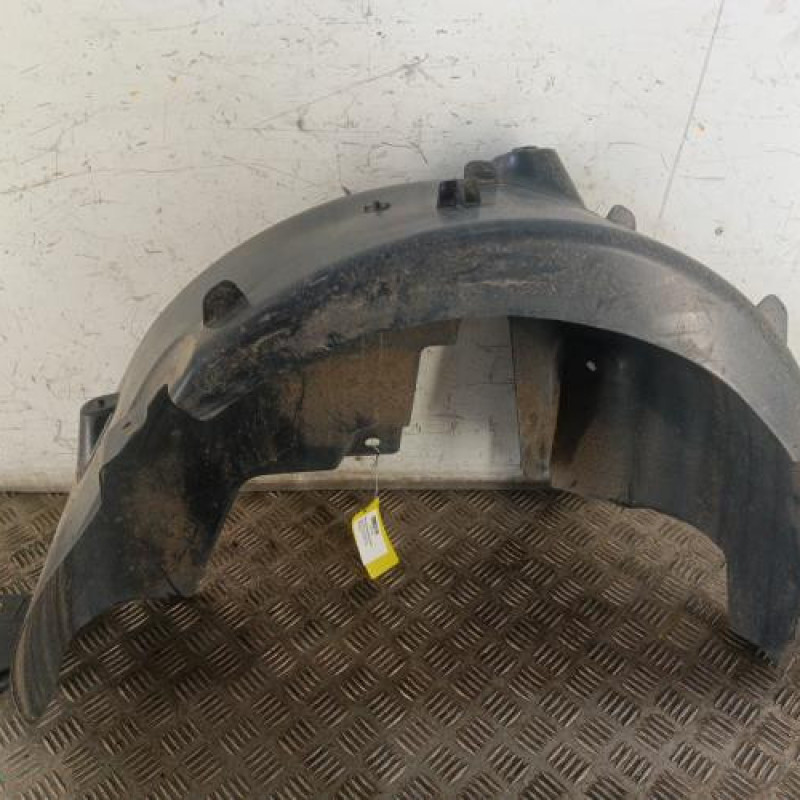 Pare boue arriere droit PEUGEOT 208 1