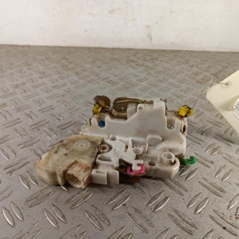 Serrure avant droit NISSAN PICK-UP 3 Serrure avant droit NISSAN PICK-UP 3