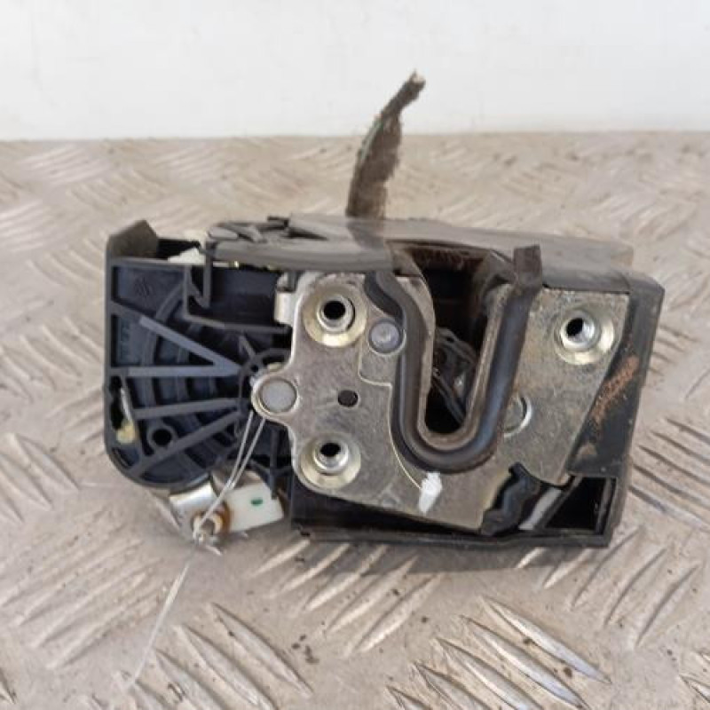 Serrure avant droit DACIA SANDERO 2