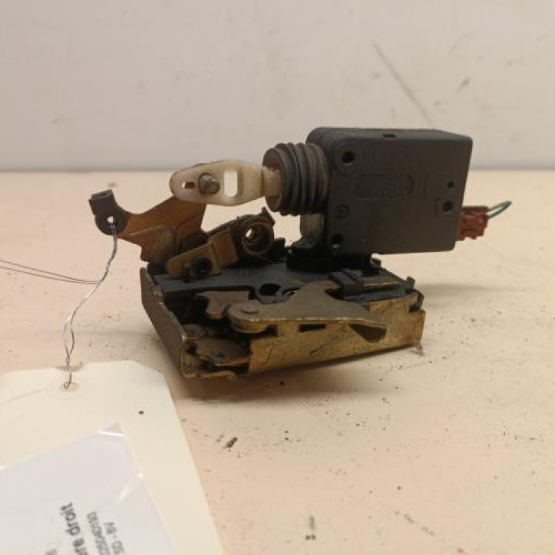 Serrure arriere droit PEUGEOT 106