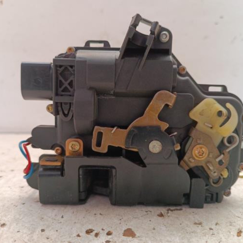 Serrure avant droit VOLKSWAGEN GOLF 4