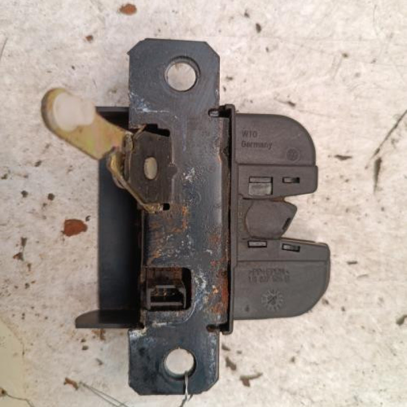 Serrure de hayon VOLKSWAGEN GOLF 4 Serrure de hayon VOLKSWAGEN GOLF 4