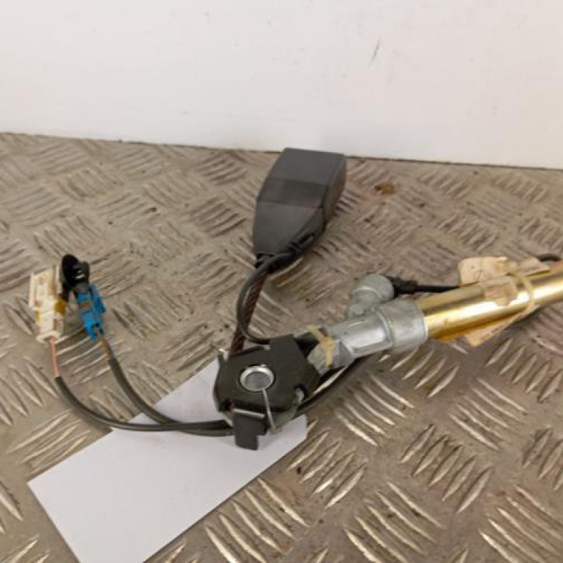 Attache ceinture avant gauche RENAULT CLIO 2