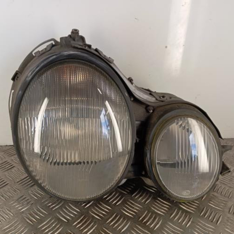 Optique avant principal droit (feux)(phare) MERCEDES CLASSE E 210