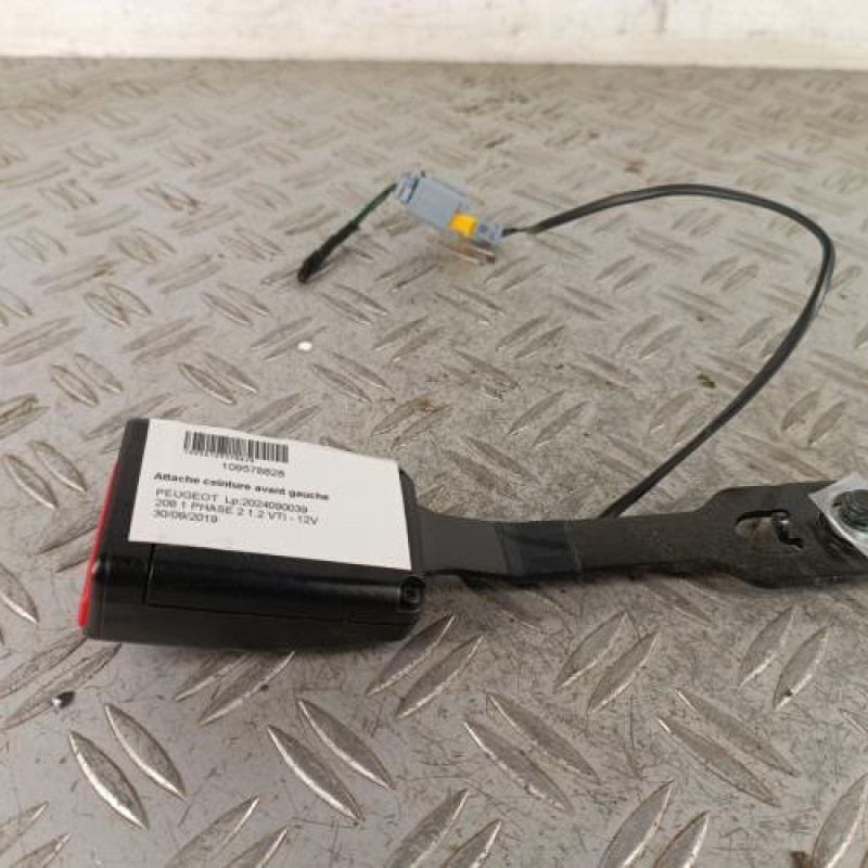 Attache ceinture avant gauche PEUGEOT 208 1