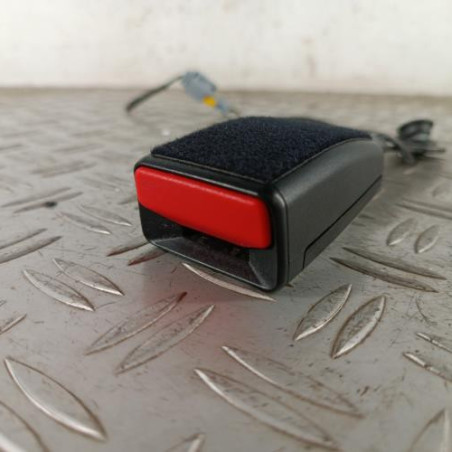 Attache ceinture avant gauche PEUGEOT 208 1