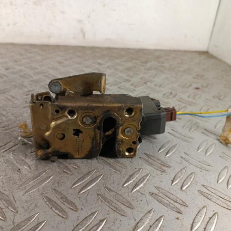 Serrure arriere droit PEUGEOT 405 Serrure arriere droit PEUGEOT 405
