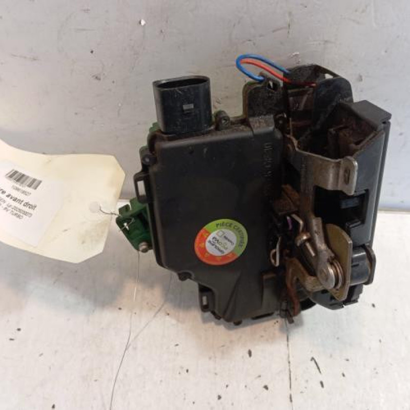 Serrure avant droit VOLKSWAGEN GOLF 4 Serrure avant droit VOLKSWAGEN GOLF 4