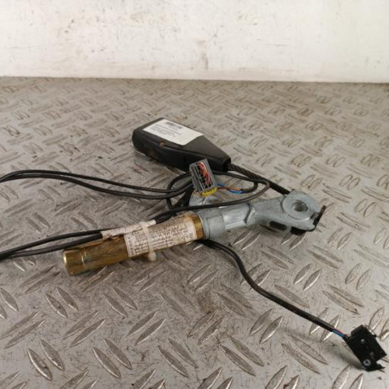 Attache ceinture avant gauche RENAULT CLIO 2