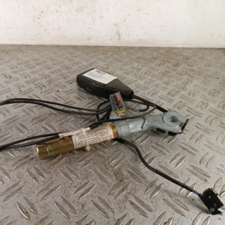 Attache ceinture avant gauche RENAULT CLIO 2 Photo n°1