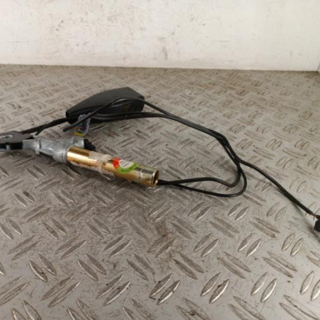 Attache ceinture avant gauche RENAULT CLIO 2
