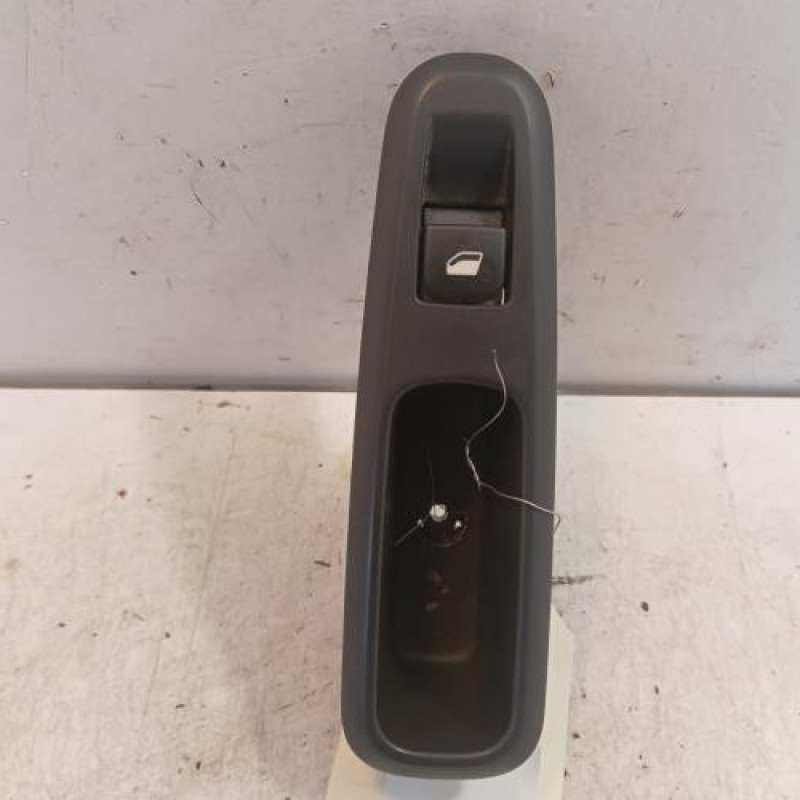 Interrupteur de leve vitre arriere droit PEUGEOT 5008 1