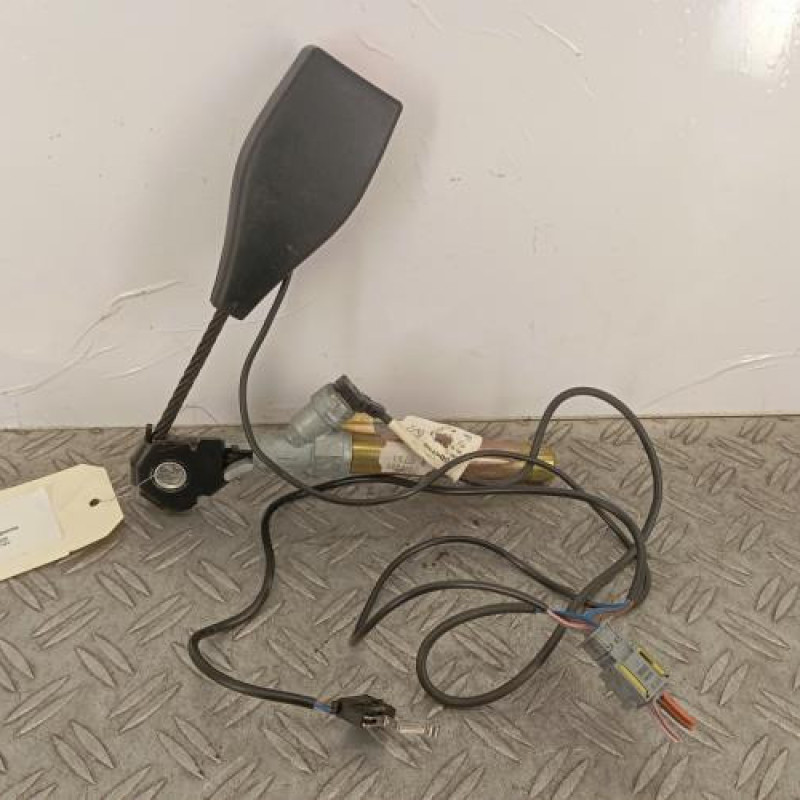 Attache ceinture avant gauche RENAULT CLIO 2