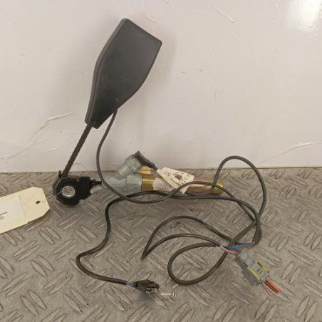 Attache ceinture avant gauche RENAULT CLIO 2 Photo n°1