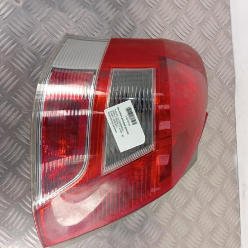 Feu arriere principal gauche (feux) TOYOTA YARIS 2 Feu arriere principal gauche (feux) TOYOTA YARIS 2