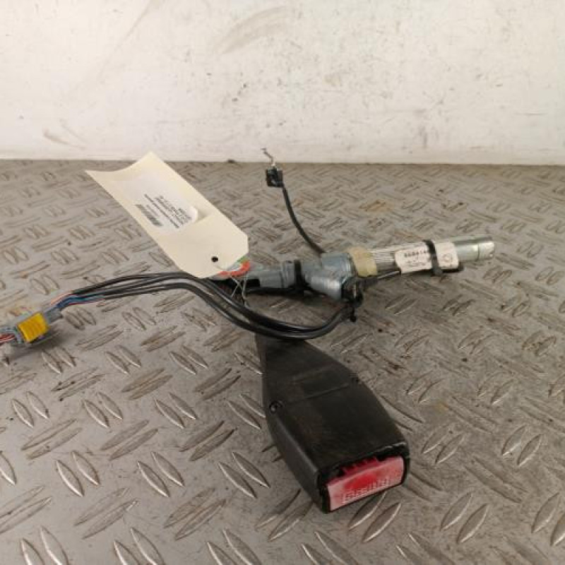 Attache ceinture avant gauche RENAULT CLIO 2