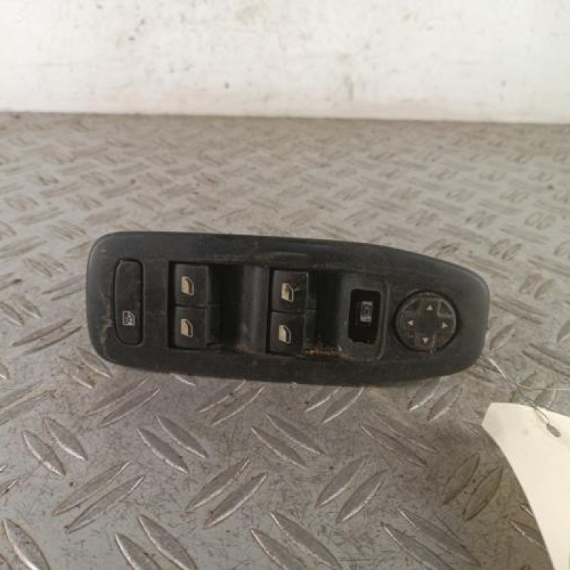 Interrupteur de leve vitre avant droit PEUGEOT 2008 1