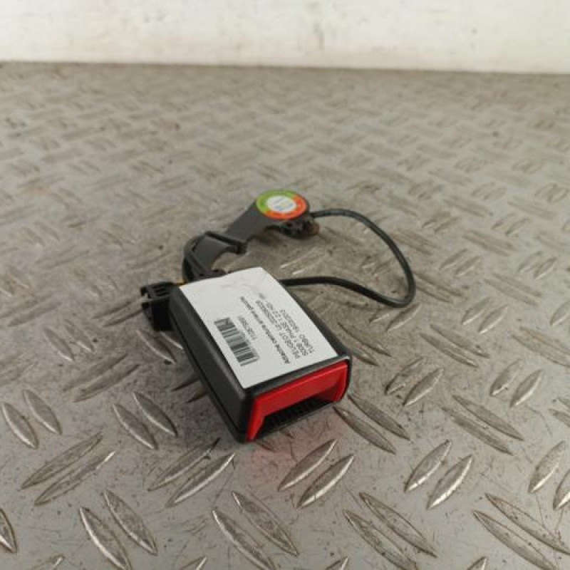 Attache ceinture arriere gauche PEUGEOT 5008 1