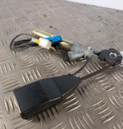 Attache ceinture avant gauche RENAULT CLIO 2