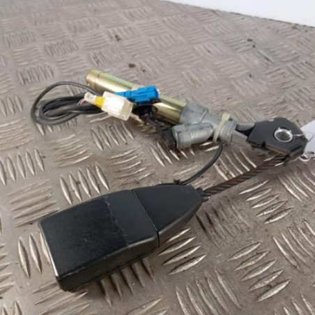 Attache ceinture avant gauche RENAULT CLIO 2