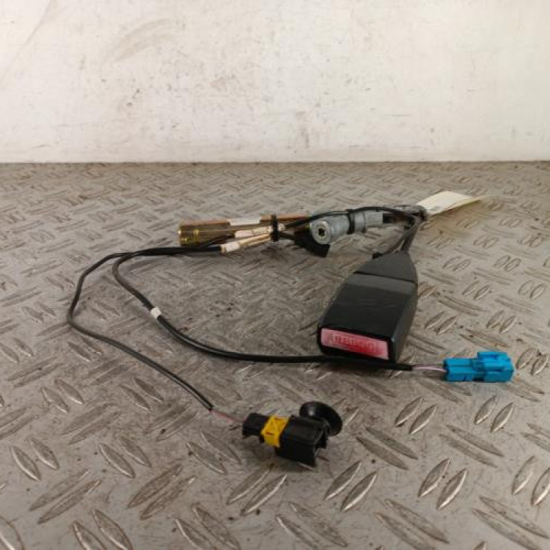 Attache ceinture avant gauche RENAULT TWINGO 1