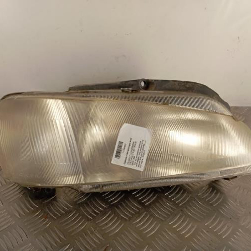 Optique avant principal droit (feux)(phare) PEUGEOT 106