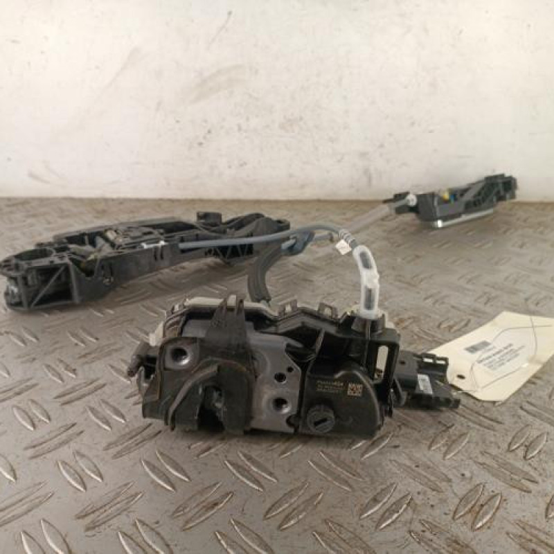 Serrure avant droit PEUGEOT 2008 2 Serrure avant droit PEUGEOT 2008 2