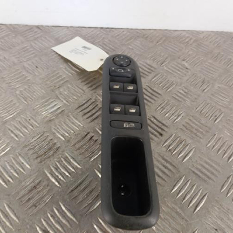 Interrupteur de leve vitre avant gauche PEUGEOT 5008 1