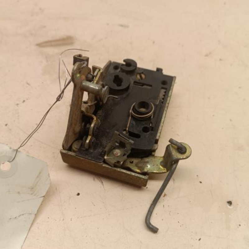 Serrure avant droit CITROEN SAXO
