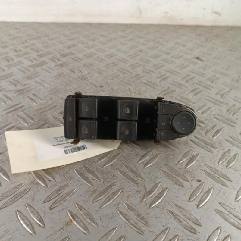 Interrupteur de leve vitre avant gauche RENAULT CLIO 5