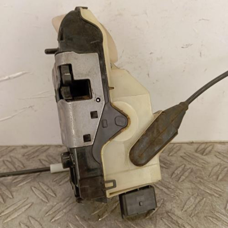 Serrure avant gauche PEUGEOT 208 1