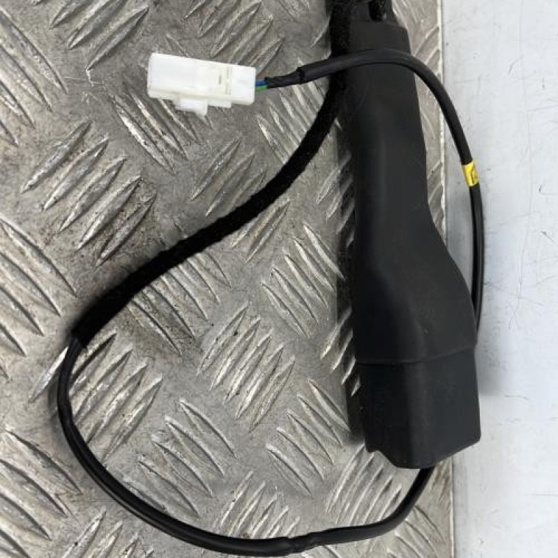 Attache ceinture avant gauche TOYOTA AYGO 2