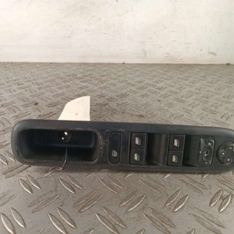 Interrupteur de leve vitre avant gauche PEUGEOT 5008 1