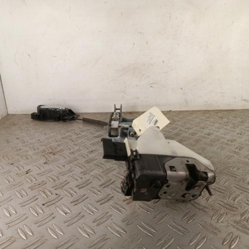 Serrure avant droit PEUGEOT 3008 1