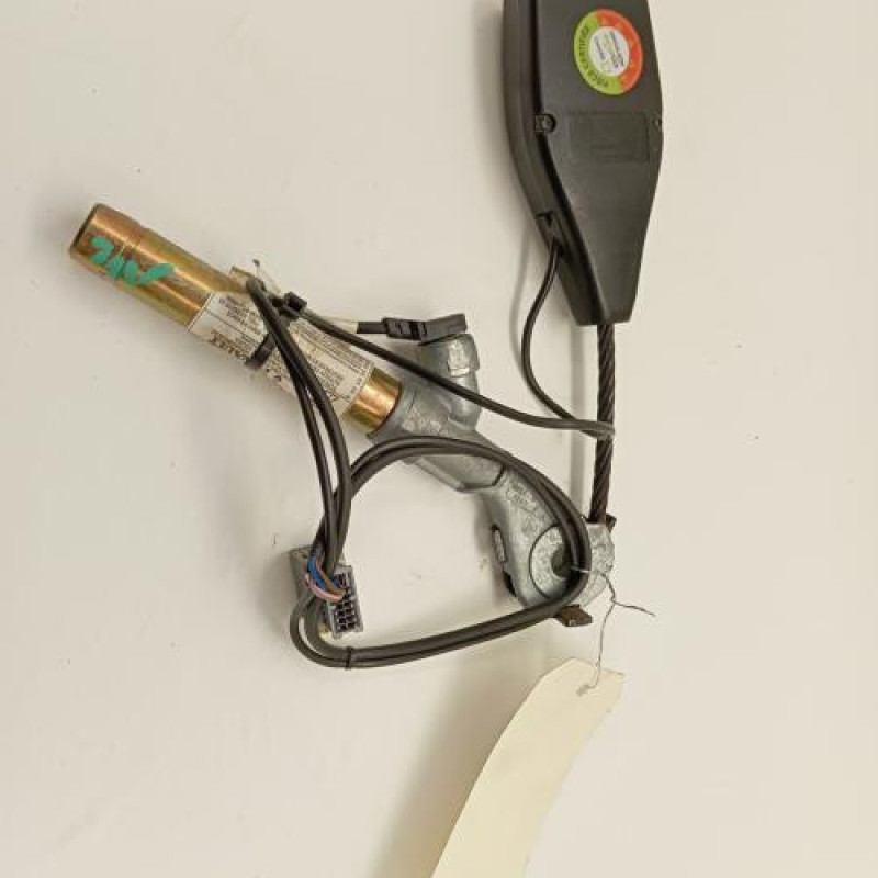 Attache ceinture avant gauche RENAULT TWINGO 1