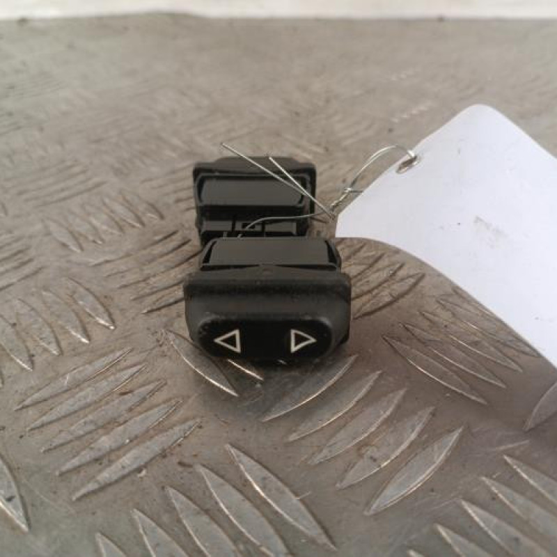 Interrupteur de leve vitre avant gauche PEUGEOT 106