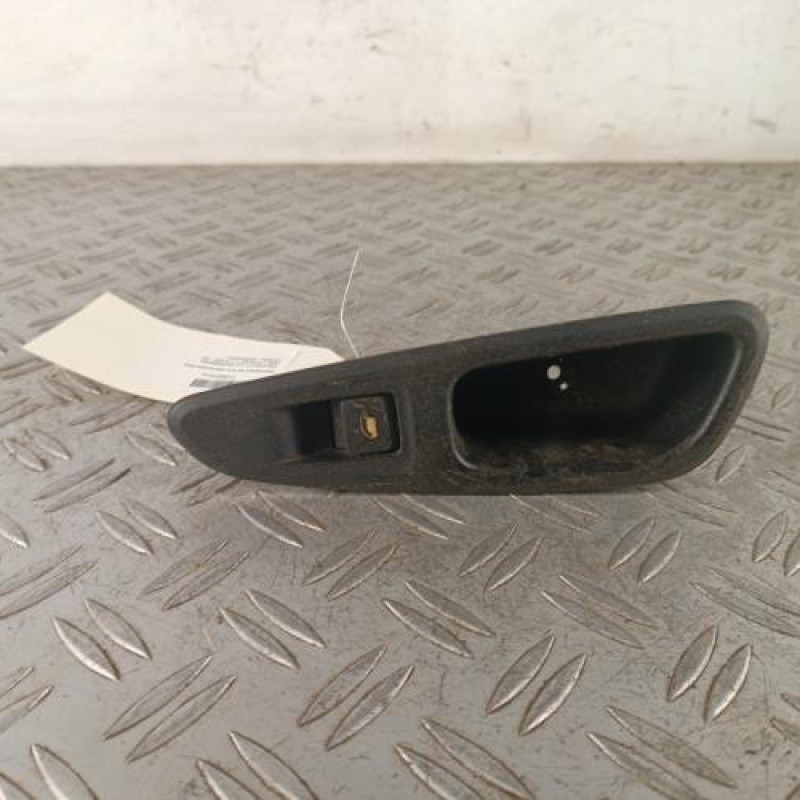 Interrupteur de leve vitre arriere droit PEUGEOT 308 1