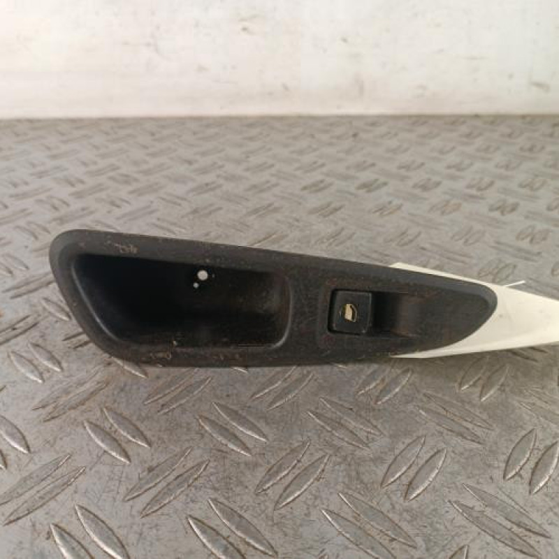 Interrupteur de leve vitre arriere gauche PEUGEOT 308 1