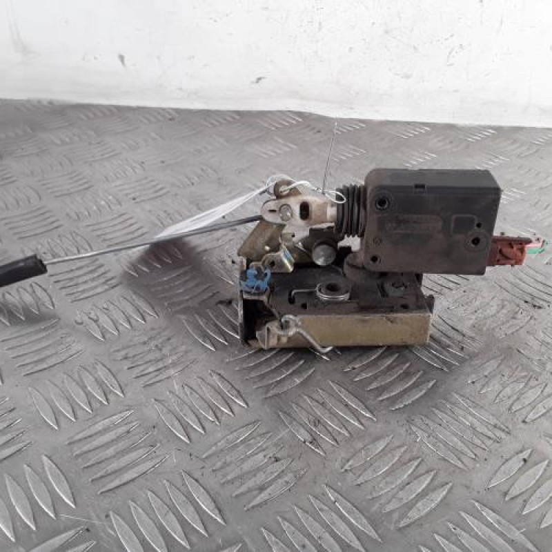 Serrure avant droit PEUGEOT 106