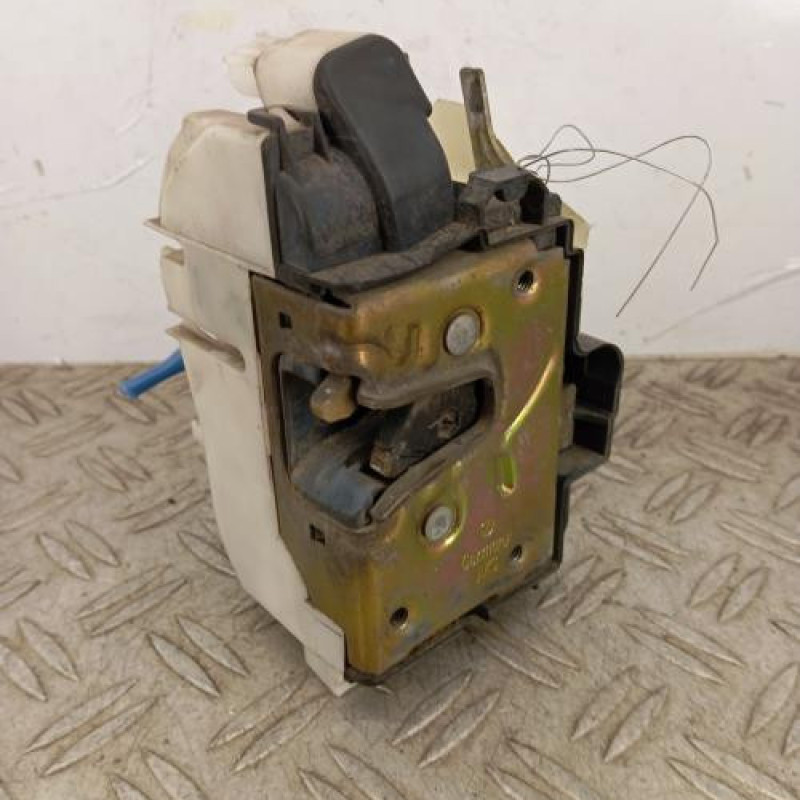 Serrure avant droit VOLKSWAGEN POLO 3
