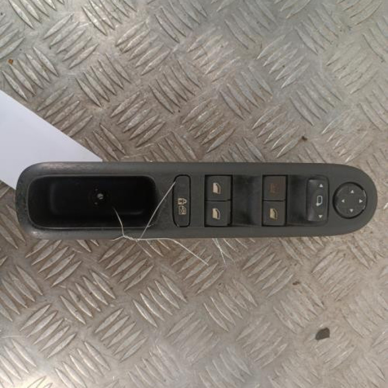 Interrupteur de leve vitre avant gauche PEUGEOT 3008 1